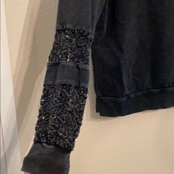 Sweatshirt with lace contour sleeves - Picture 2 of 2